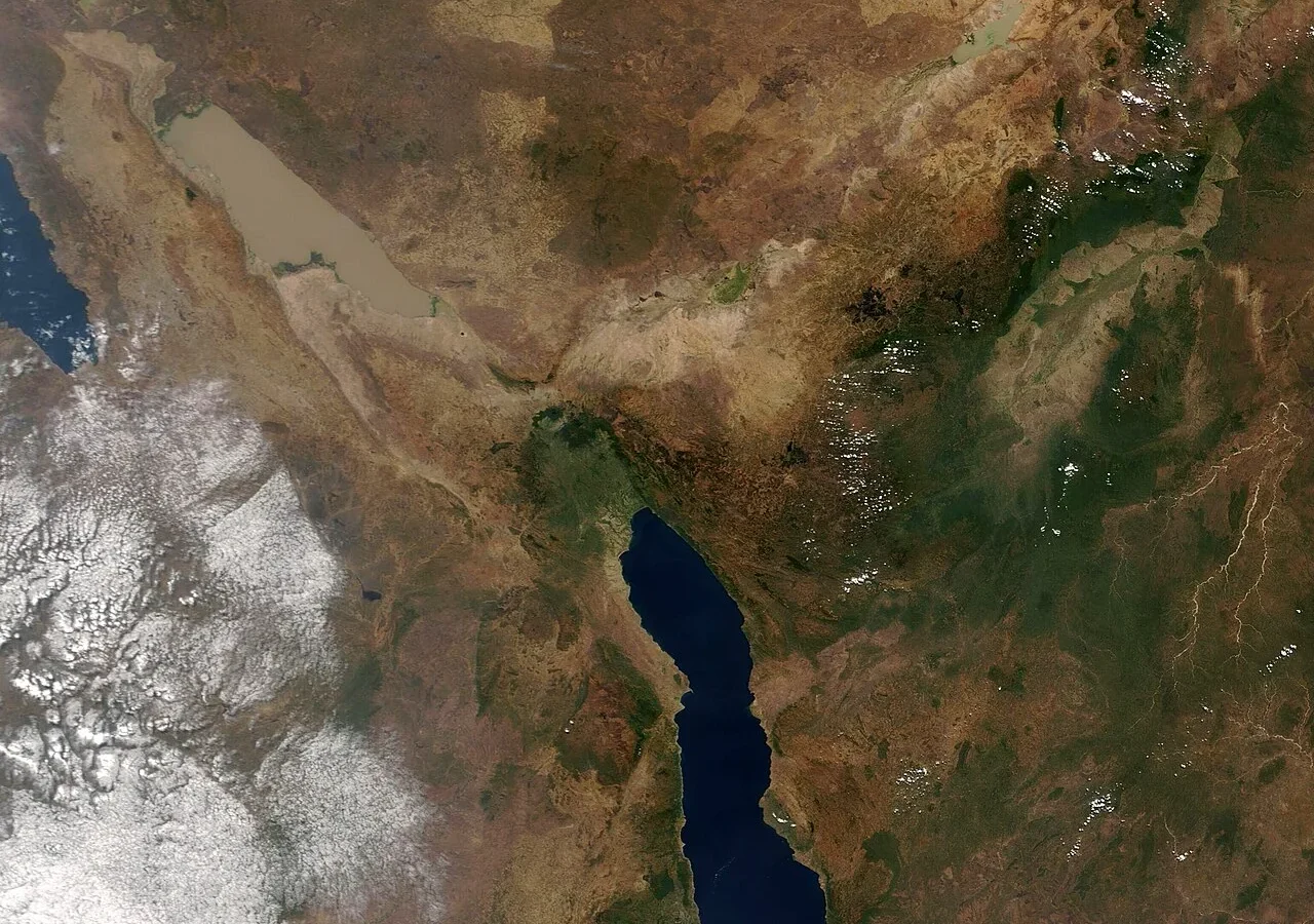 On August 27, 2021, the Moderate Resolution Imaging Spectroradiometer (MODIS) on board NASA’s Terra satellite acquired a true-color image of two lakes of the East African Rift Valley.
The Rift Valley began to form about