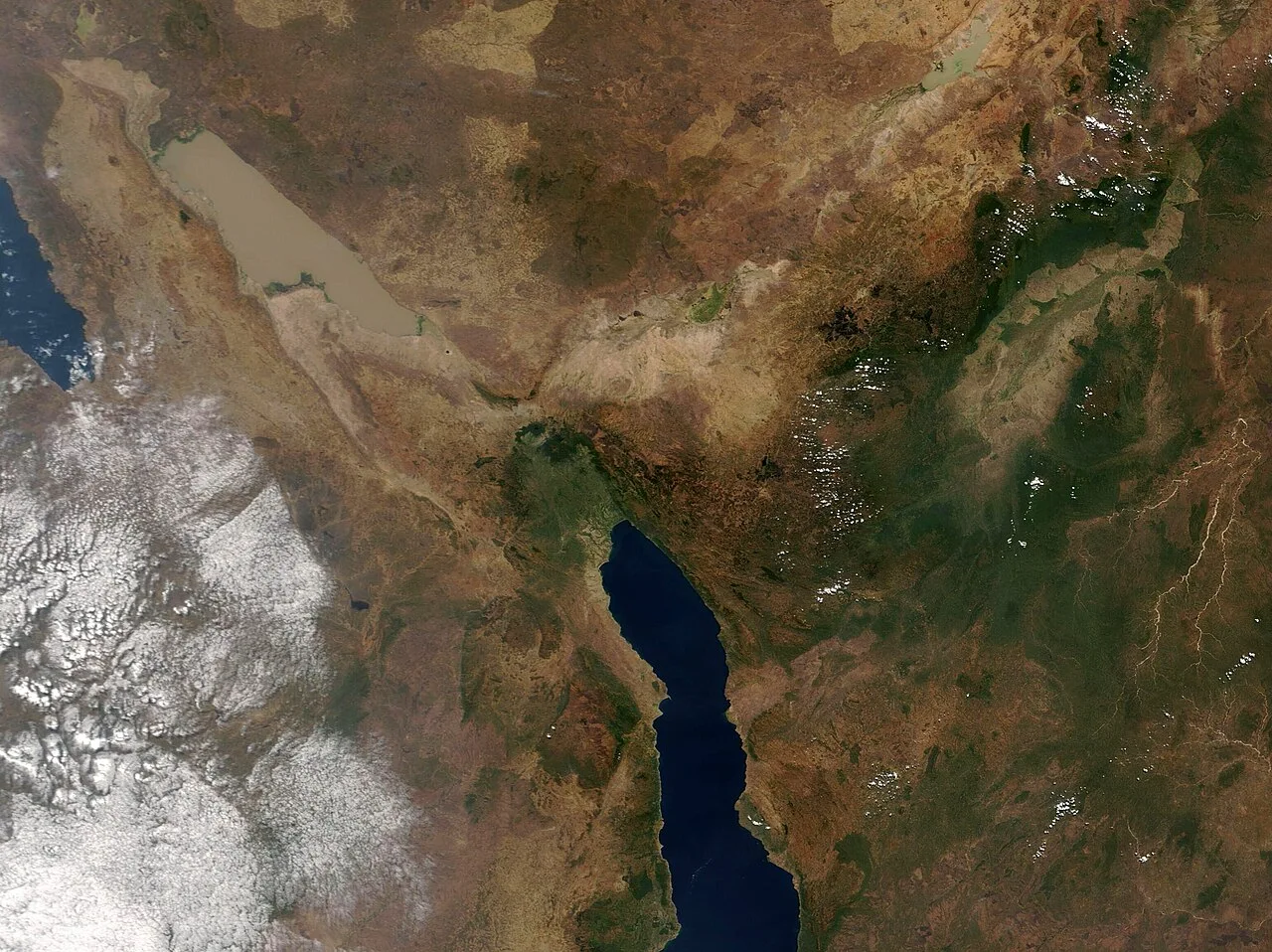 On August 27, 2021, the Moderate Resolution Imaging Spectroradiometer (MODIS) on board NASA’s Terra satellite acquired a true-color image of two lakes of the East African Rift Valley.
The Rift Valley began to form about