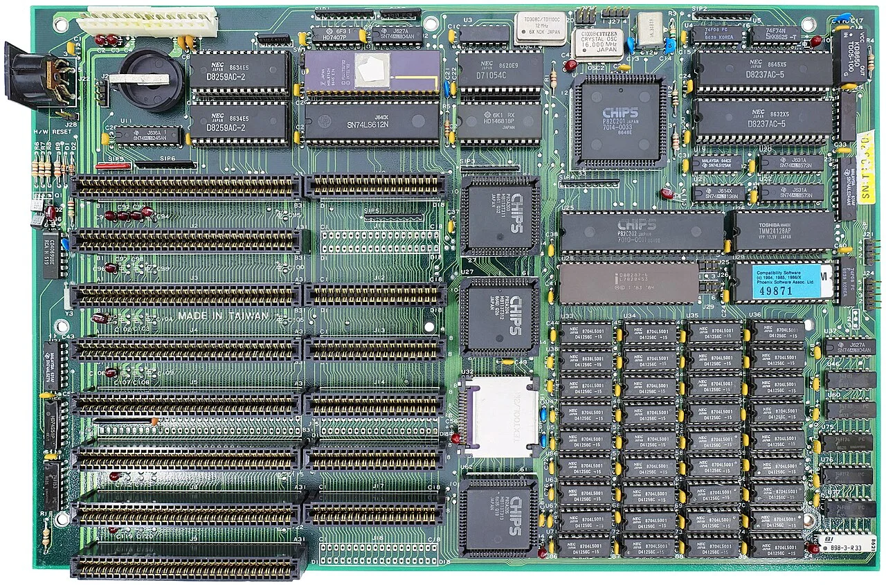 1 x MBL80286-8 FUJITSU 16-bit microprocessor chip;
CS8220 PC/AT chipset, 5 chip LSI implementation: P82C201, P82C202, P82A203, P82A204 and P82A205 ;
36 x uPD 41256 Dynamic NMOS RAM;
2 x TMM24128AP 16,384 word x 8 bit