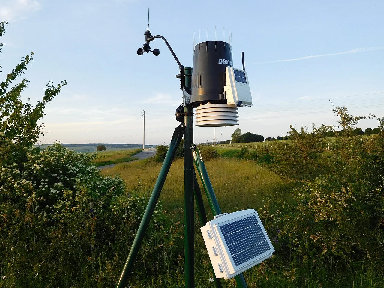 Station météo Davis Instruments modèle Wireless Vantage Pro, dans un vignoble entre Sancerre et Bué (Cher, Centre-Val de Loire, France).